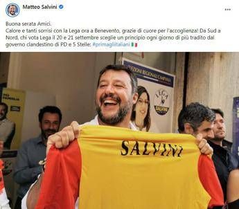 Salvini indossa maglia Benevento e la curva esplode di rabbia Salvini indossa maglia Benevento e la curva esplode di rabbia