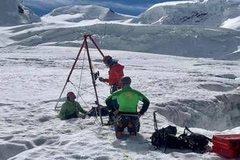 Svizzera, turista russa sopravvive due giorni e due notti in un crepaccio Svizzera, turista russa sopravvive due giorni e due notti in un crepaccio