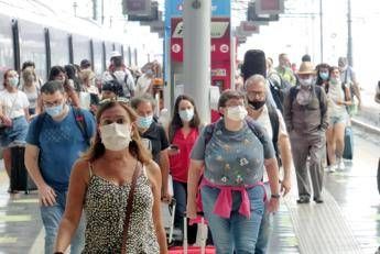 Italiani e Covid, fra sì a stretta e 5 milioni di lavoratori 'scomparsi' Italiani e Covid, fra sì a stretta e 5 milioni di lavoratori 'scomparsi'