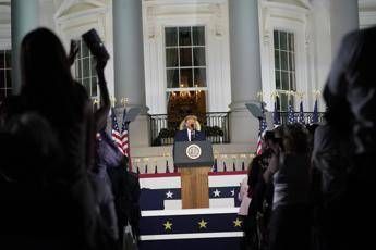 Pubblico alla Casa Bianca per Trump, tanti slogan e poche mascherine Pubblico alla Casa Bianca per Trump, tanti slogan e poche mascherine