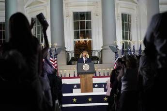 Pubblico alla Casa Bianca per Trump, tanti slogan e poche mascherine