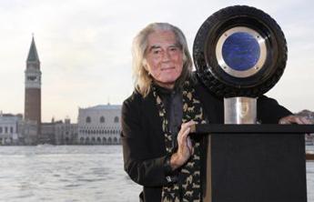 Piazza Venezia rende omaggio agli 80 anni di Fabrizio Plessi con 'L'età dell'oro'