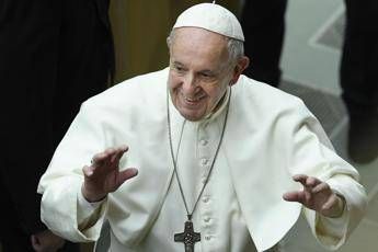 Papa: Chiesa ama i vostri figli lgbt così come sono Papa: Chiesa ama i vostri figli lgbt così come sono