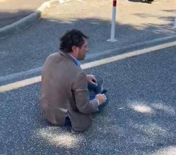 Napoli, consigliere Borrelli filma parcheggiatori: pestato Napoli, consigliere Borrelli filma parcheggiatori: pestato