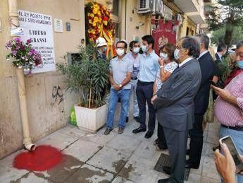 Palermo ricorda Libero Grassi, la figlia spruzza la vernice rossa su luogo omicidio Palermo ricorda Libero Grassi, la figlia spruzza la vernice rossa su luogo omicidio