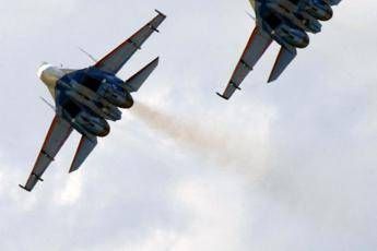 Due caccia russi intercettano bombardiere Usa sul Mar Baltico Due caccia russi intercettano bombardiere Usa sul Mar Baltico