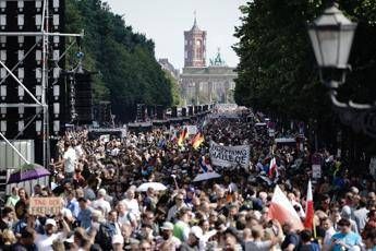 Covid, 'negazionisti' in piazza: 300 arresti a Berlino Covid, 'negazionisti' in piazza: 300 arresti a Berlino