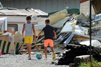 Campi Rom luoghi di apartheid, usati come discariche da italiani Campi Rom luoghi di apartheid, usati come discariche da italiani