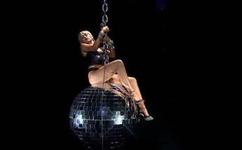 Mtv Vma, Miley Cyrus torna a cavalcare la sfera