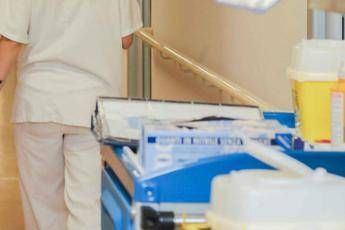 Verona, batterio killer: mamma protesta davanti all'ospedale Verona, batterio killer: mamma protesta davanti all'ospedale