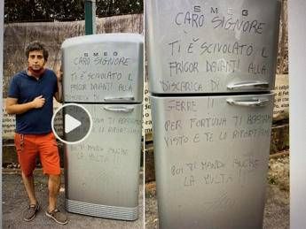 Getta il frigo davanti a discarica, sindaco glielo riporta a casa