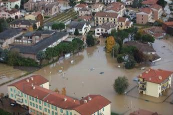 Maltempo, in arrivo piena Adige. Sindaco Verona: State lontani da argini Maltempo, in arrivo piena Adige. Sindaco Verona: State lontani da argini