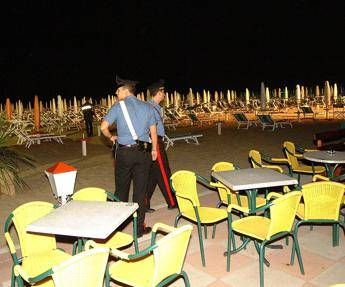Cattolica, 19enne trovata nuda in spiaggia: ipotesi stupro Cattolica, 19enne trovata nuda in spiaggia: ipotesi stupro