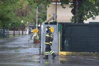Sorelline morte in tenda, si lavora per accertare cause cedimento pioppo Sorelline morte in tenda, si lavora per accertare cause cedimento pioppo