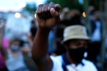 Agenti uccidono afroamericano, proteste a Los Angeles Agenti uccidono afroamericano, proteste a Los Angeles