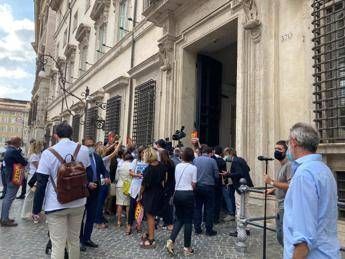 Leghisti 'assediano' palazzo Chigi: Stop invasione migranti Leghisti 'assediano' palazzo Chigi: Stop invasione migranti