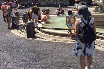 Roma, fanno il bagno nella fontana di piazza Navona: 600 euro di multa Roma, fanno il bagno nella fontana di piazza Navona: 600 euro di multa