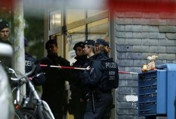 Madre uccide 5 figli e tenta suicidio, orrore in Germania Madre uccide 5 figli e tenta suicidio, orrore in Germania