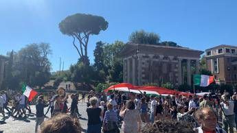 Covid, il vescovo che fu intubato: Negazionisti incivili e in mala coscienza Covid, il vescovo che fu intubato: Negazionisti incivili e in mala coscienza