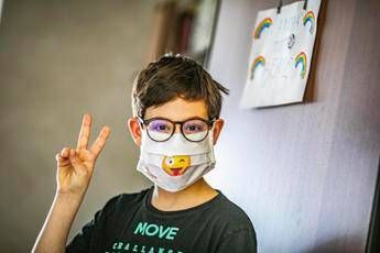 Covid, pediatri smontano fake news: le mascherine non sono dannose per i bimbi Covid, pediatri smontano fake news: le mascherine non sono dannose per i bimbi