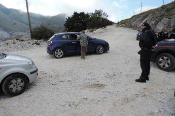 Massa Carrara, rave nella cava Vittoria nonostante Coronavirus: 64 denunciati Massa Carrara, rave nella cava Vittoria nonostante Coronavirus: 64 denunciati