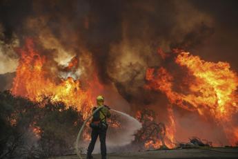 California in fiamme, gigantesco incendio causato da fuochi d'artificio