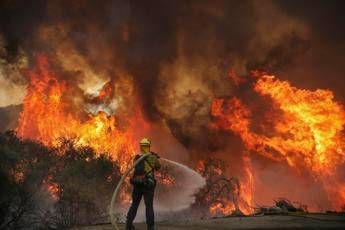California in fiamme, gigantesco incendio causato da fuochi d'artificio California in fiamme, gigantesco incendio causato da fuochi d'artificio