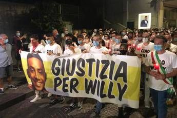 Giustizia per Willy, fiaccolata per il 21enne ucciso a Colleferro Giustizia per Willy, fiaccolata per il 21enne ucciso a Colleferro