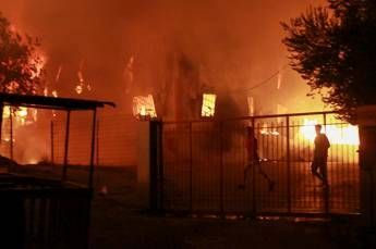 Migranti, incendio devasta campo profughi di Moria Migranti, incendio devasta campo profughi di Moria