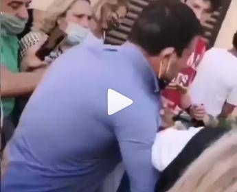 Io ti maledico, il video dell'aggressione a Salvini Io ti maledico, il video dell'aggressione a Salvini
