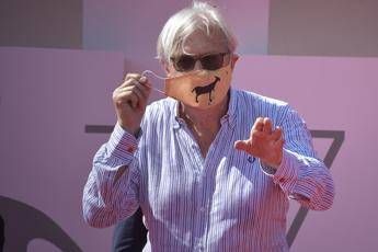 Venezia, Sgarbi dà in escandescenze per mascherina: Ma era una gag Venezia, Sgarbi dà in escandescenze per mascherina: Ma era una gag