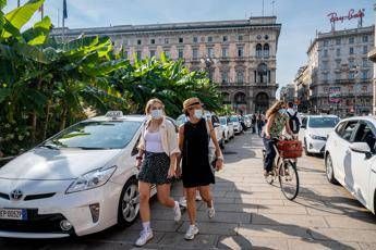 Covid, età nuovi contagi sale a 35 anni Covid, età nuovi contagi sale a 35 anni