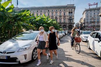 Covid, età nuovi contagi sale a 35 anni