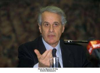 Baldassarre, 'diritti vanno ridotti in equilibrio ma senza disparità trattamento' Baldassarre, 'diritti vanno ridotti in equilibrio ma senza disparità trattamento'