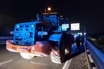 Ruba escavatrice e scappa sul Raccordo: bloccato Ruba escavatrice e scappa sul Raccordo: bloccato