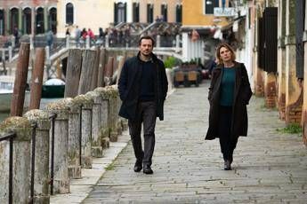 Venezia, Accorsi e Sansa tra amore e mistero per film chiusura Venezia, Accorsi e Sansa tra amore e mistero per film chiusura