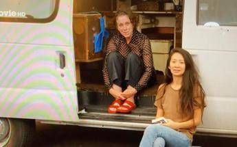 Venezia, Zhao e McDormand collegate dal furgone del film: Ci vediamo per strada Venezia, Zhao e McDormand collegate dal furgone del film: Ci vediamo per strada
