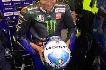 Valentino Rossi scherza sull'età, pillola di Viagra sul nuovo casco Valentino Rossi scherza sull'età, pillola di Viagra sul nuovo casco