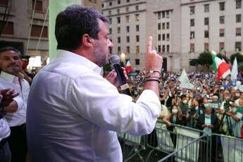 Salvini contestato durante comizio a Torre del Greco Salvini contestato durante comizio a Torre del Greco