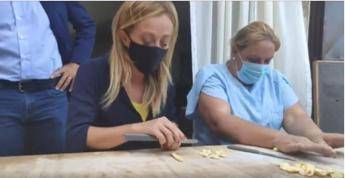 Giorgia Meloni a 'lezione' di orecchiette a Bari Vecchia