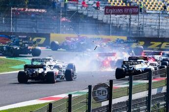 F1, caos incidenti al Mugello: gara interrotta due volte, vince Hamilton F1, caos incidenti al Mugello: gara interrotta due volte, vince Hamilton