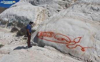 Agrigento, Mareamico: Sfregiata con la vernice la marna di Punta Bianca, atto gravissimo Agrigento, Mareamico: Sfregiata con la vernice la marna di Punta Bianca, atto gravissimo