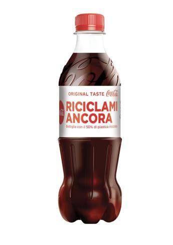 Coca-Cola presenta la bottiglia con il 50% di plastica riciclata Coca-Cola presenta la bottiglia con il 50% di plastica riciclata