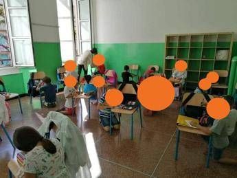 Toti: Bambini scrivono sulle sedie, dove sono i banchi? Toti: Bambini scrivono sulle sedie, dove sono i banchi?