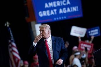 Trump 'sfida' il Covid: no mascherina e distanze in Nevada Trump 'sfida' il Covid: no mascherina e distanze in Nevada