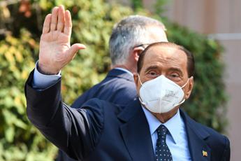 Berlusconi ad Arcore vota da remoto al Parlamento europeo