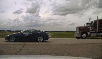 Dorme al volante e la Tesla sfreccia a 150 km orari: denunciato Dorme al volante e la Tesla sfreccia a 150 km orari: denunciato