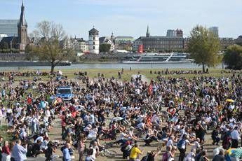 Coronavirus, migliaia a Dusseldorf contro misure anti pandemia Coronavirus, migliaia a Dusseldorf contro misure anti pandemia