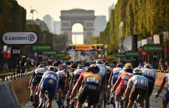 Tour de France, inchiesta per doping: perquisita una squadra
