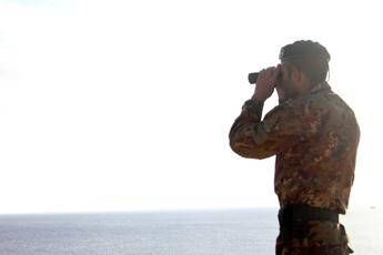 Sbarchi a raffica a Lampedusa, 400 migranti in poche ore Sbarchi a raffica a Lampedusa, 400 migranti in poche ore